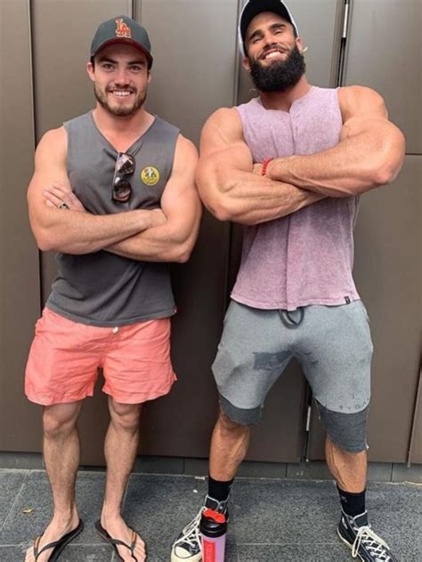 Calum von Moger’s brother Ed smashes car window, grabs driver。